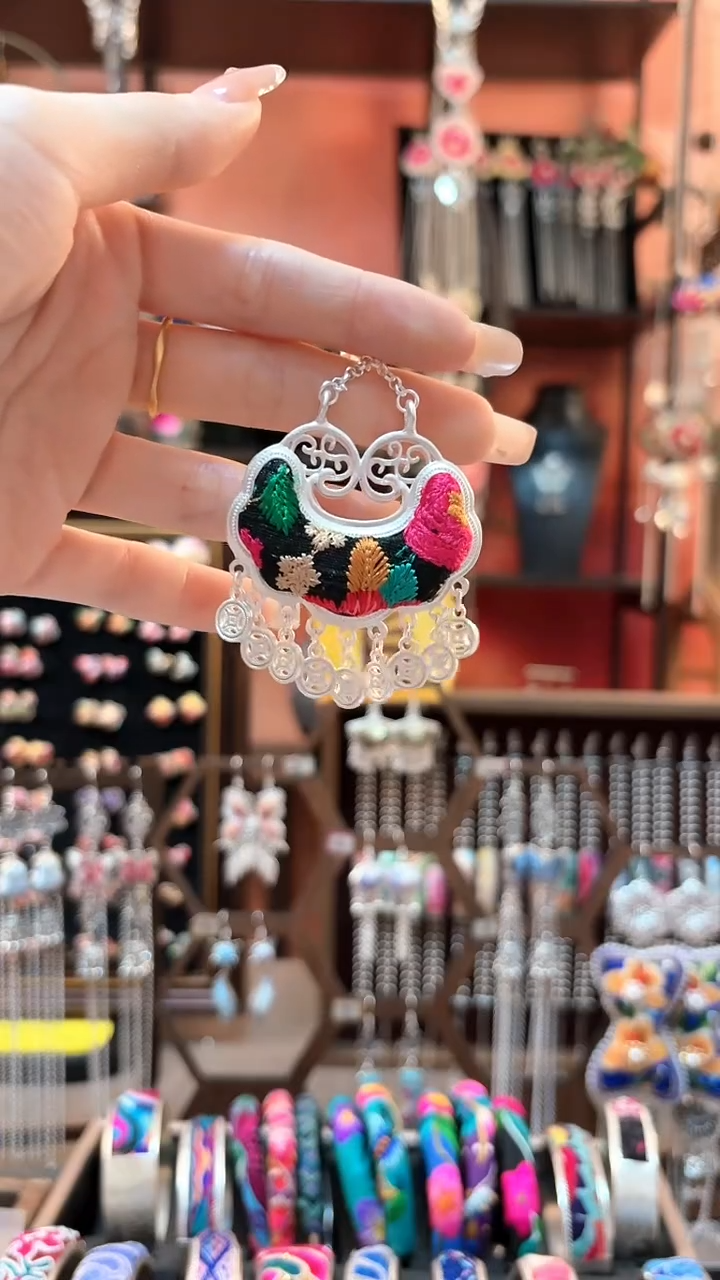 织绣云织谣民族风精美饰品  33