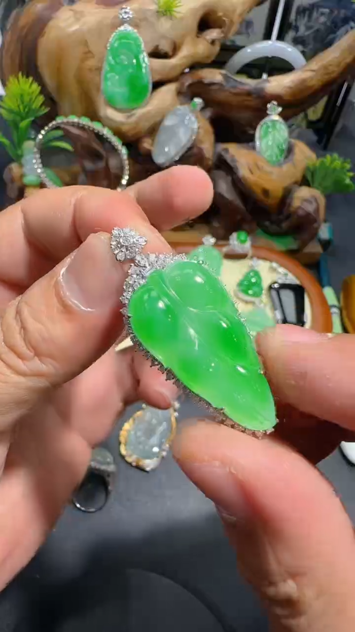 【闪购商品】翡翠吊坠(不含链)18K金镶嵌吊坠