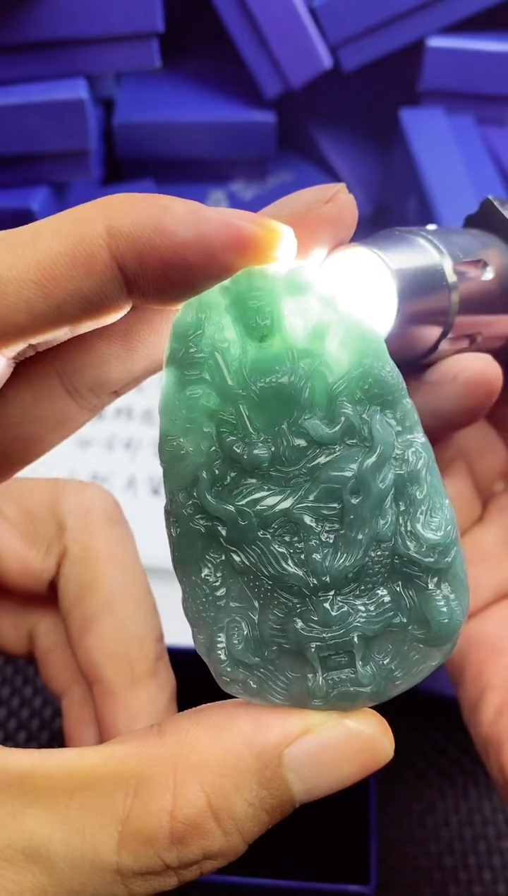 翡翠未镶嵌颈饰           