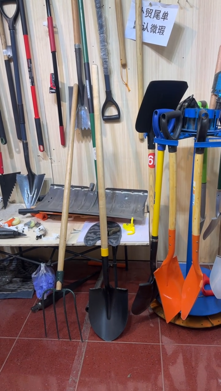 外贸木柄一体尖锹001