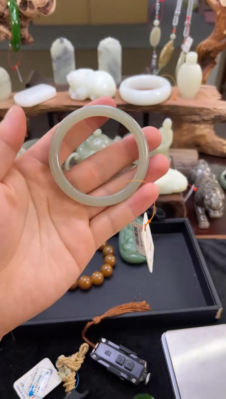 【闪购商品】和田玉手镯未镶嵌且末青白手镯 52+圈9007237