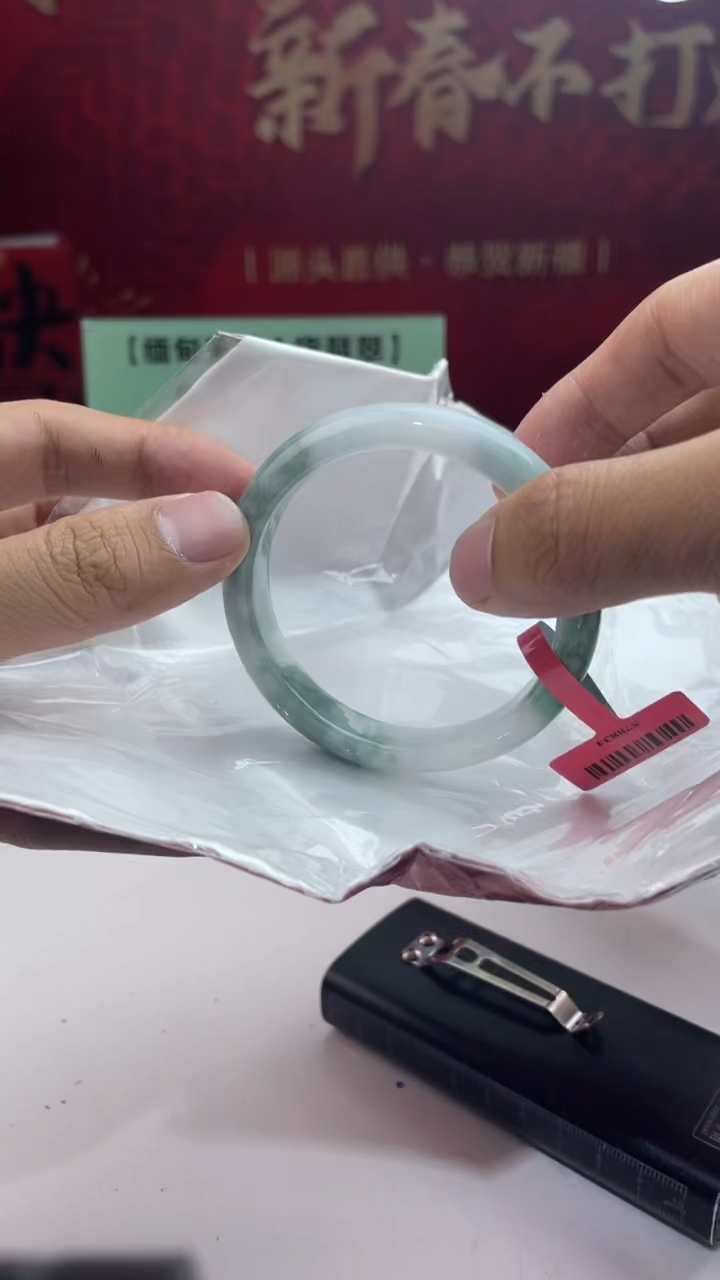 【闪购商品】翡翠手镯未镶嵌19翡翠手镯（微瑕）