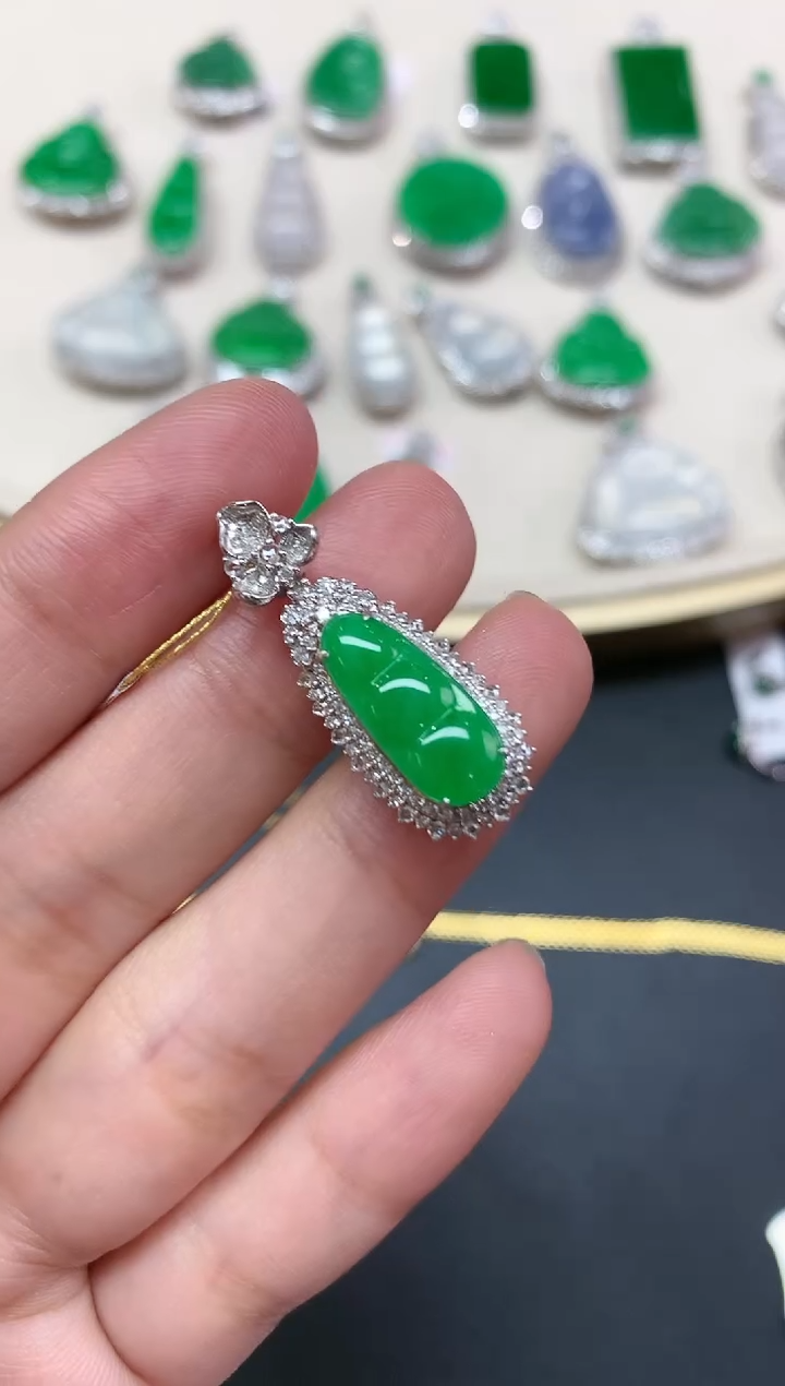 【闪购商品】翡翠吊坠(不含链)18K金镶嵌豆子A148|15000