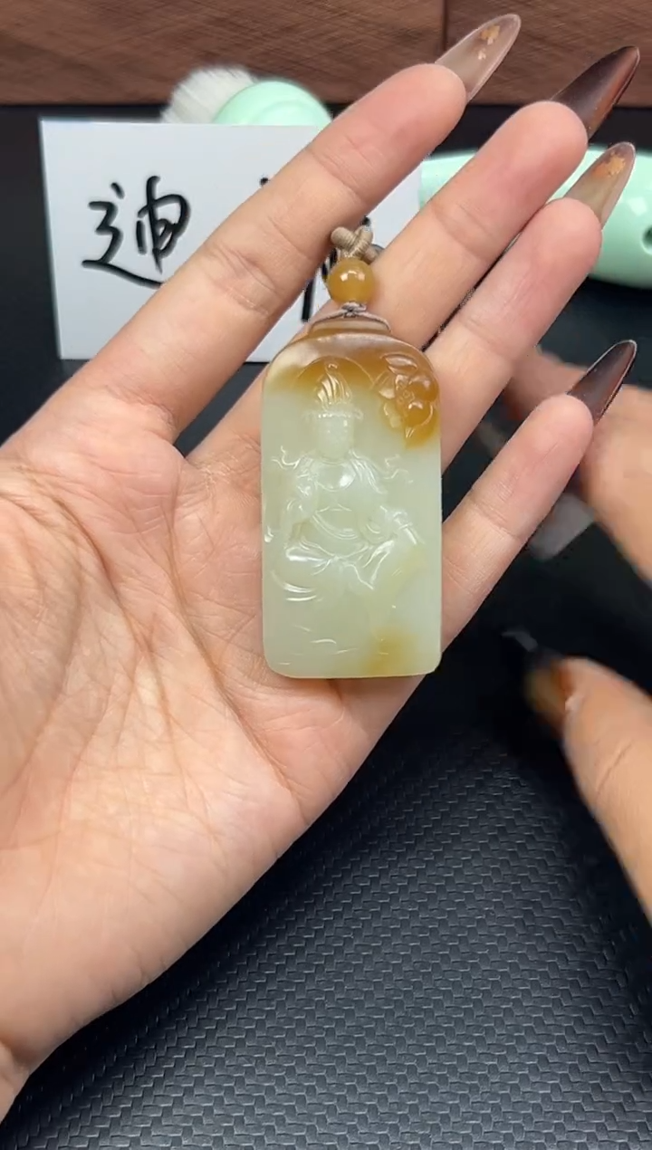 吊坠(赠链)未镶嵌和田玉若羌微色差吊坠