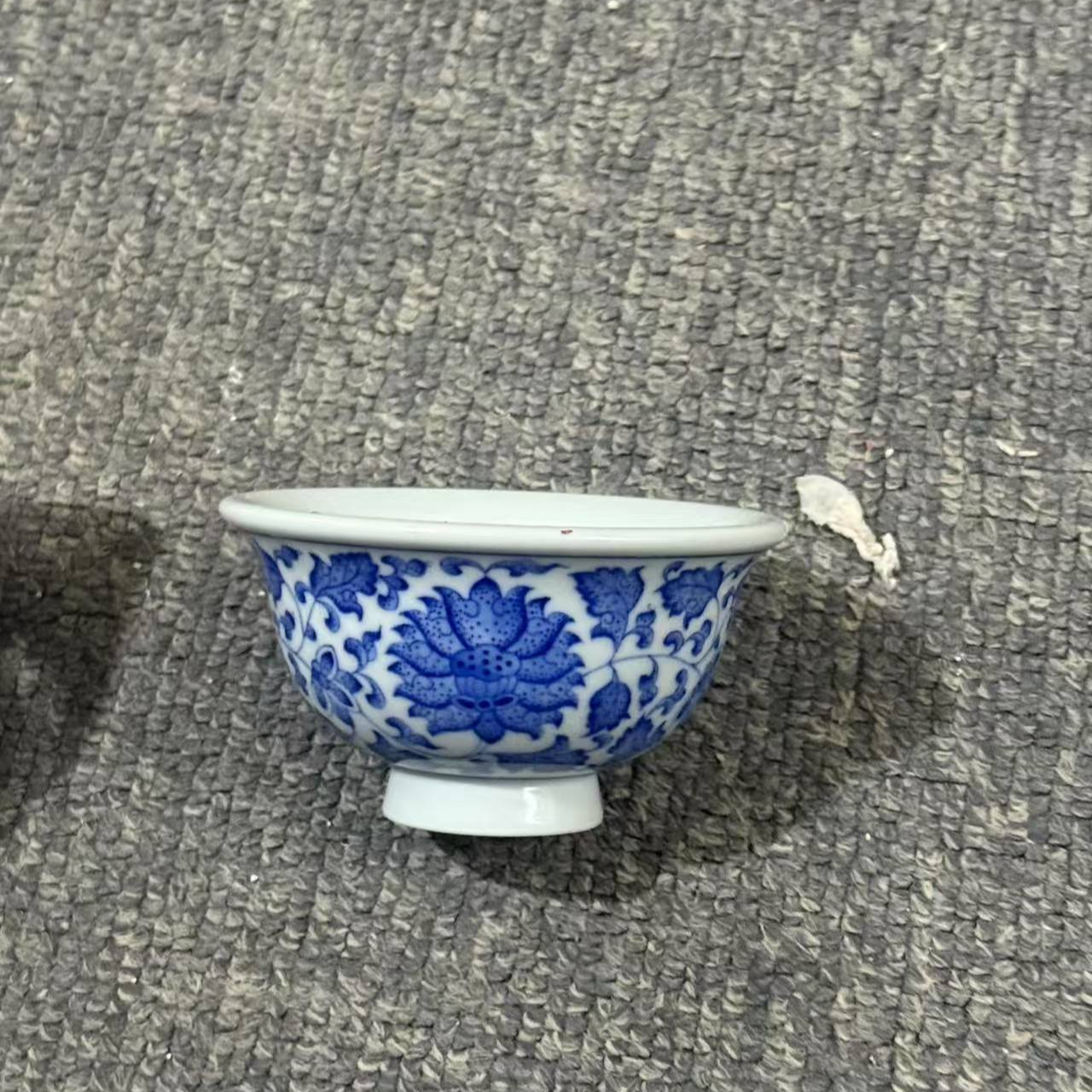有瑕疵缠枝压手杯