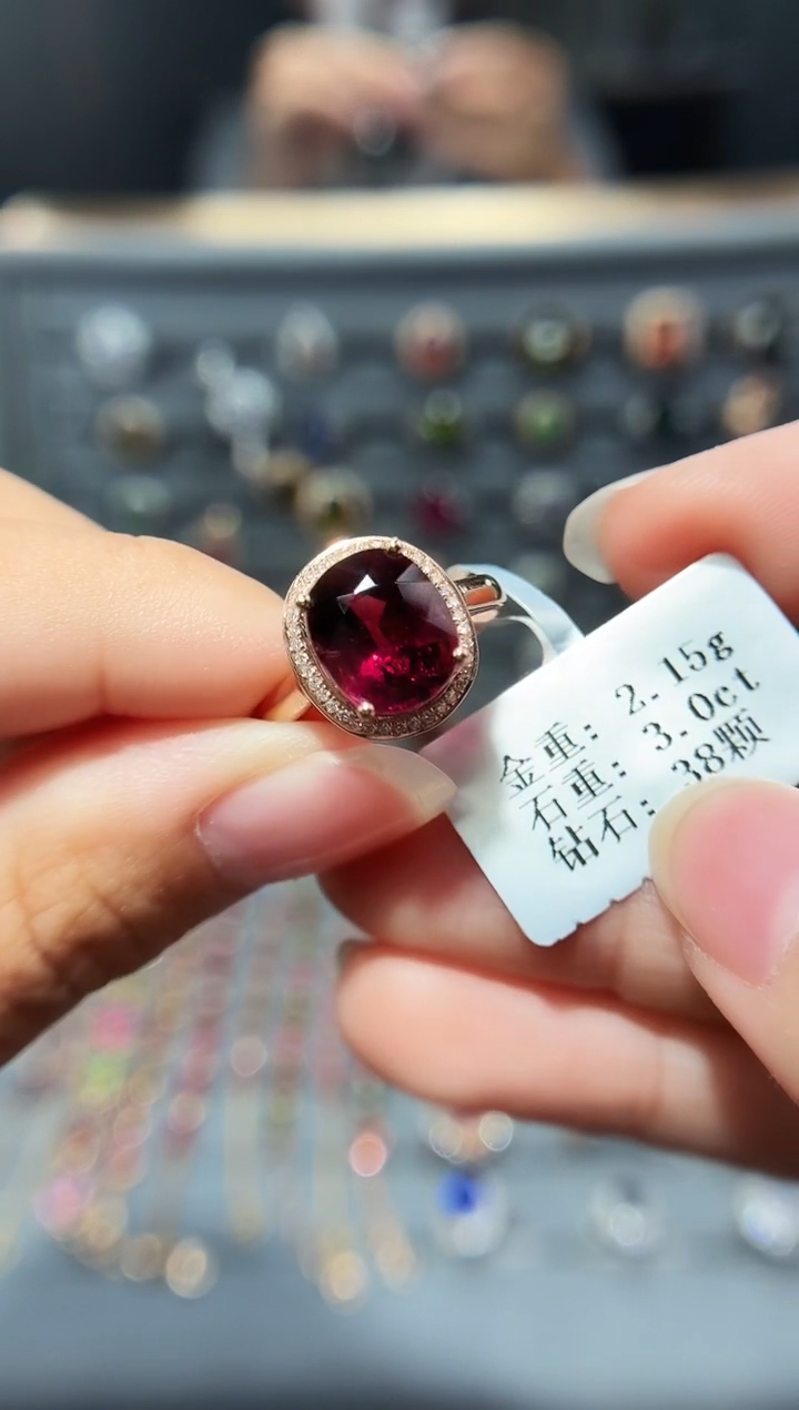 18K金镶嵌戒指碧玺3.0..