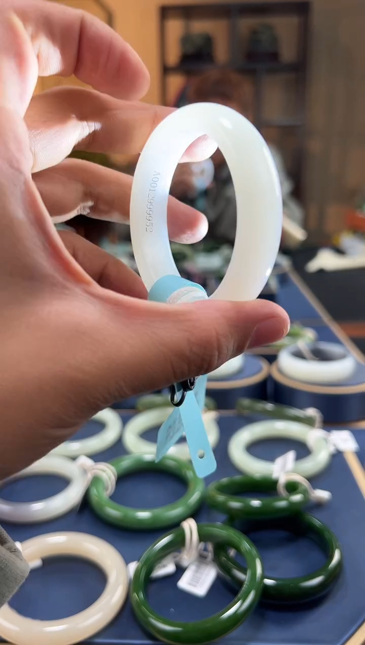 【闪购商品】和田玉手镯未镶嵌俄白