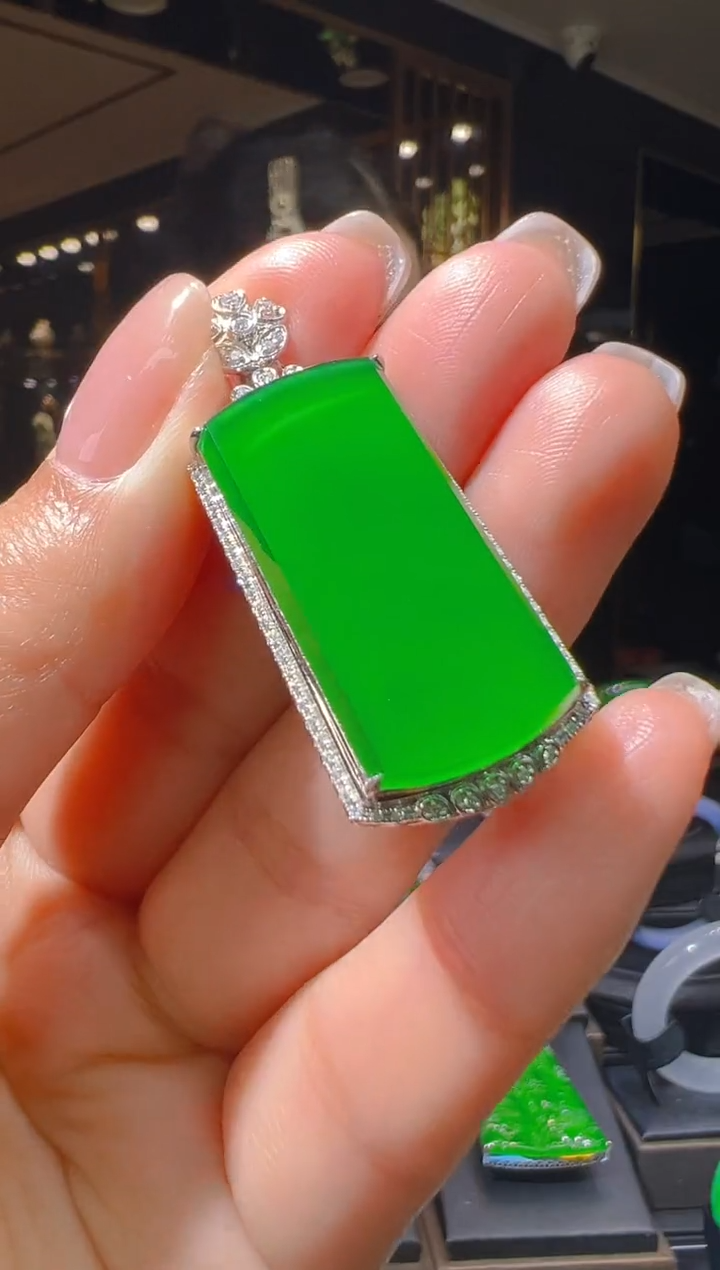 【闪购商品】翡翠18K金镶嵌吊坠(赠链)177       