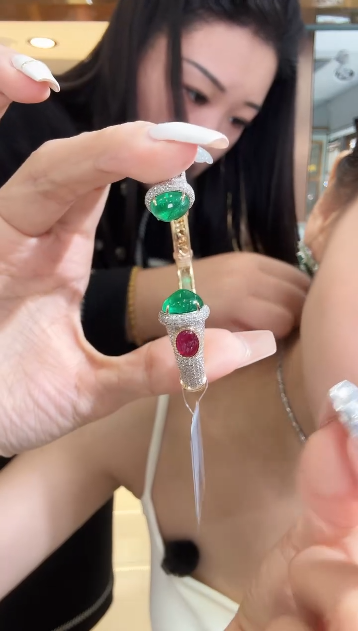 18K金镶嵌手镯祖母绿4.50ct