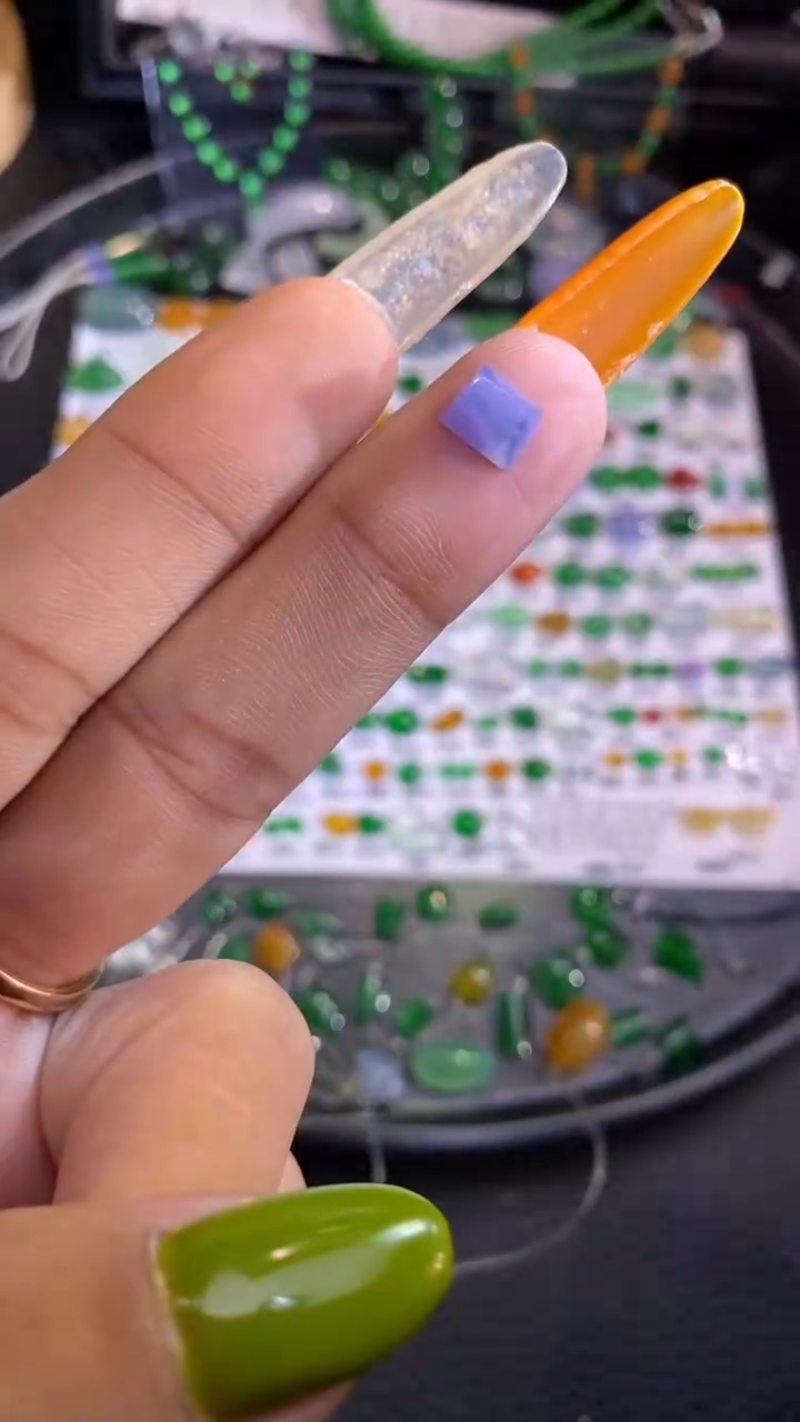 翡翠挂件未镶嵌切割