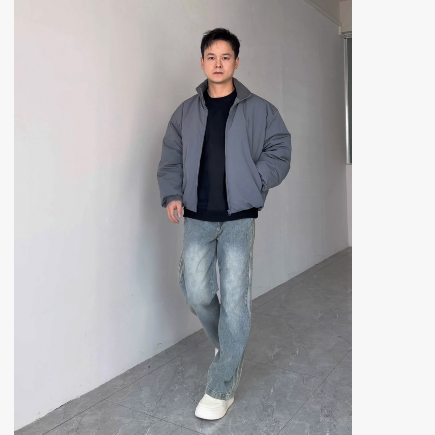 方向的向 黑色圆领卫衣+窄版直筒牛仔裤+灰蓝立领羽绒外套男套装