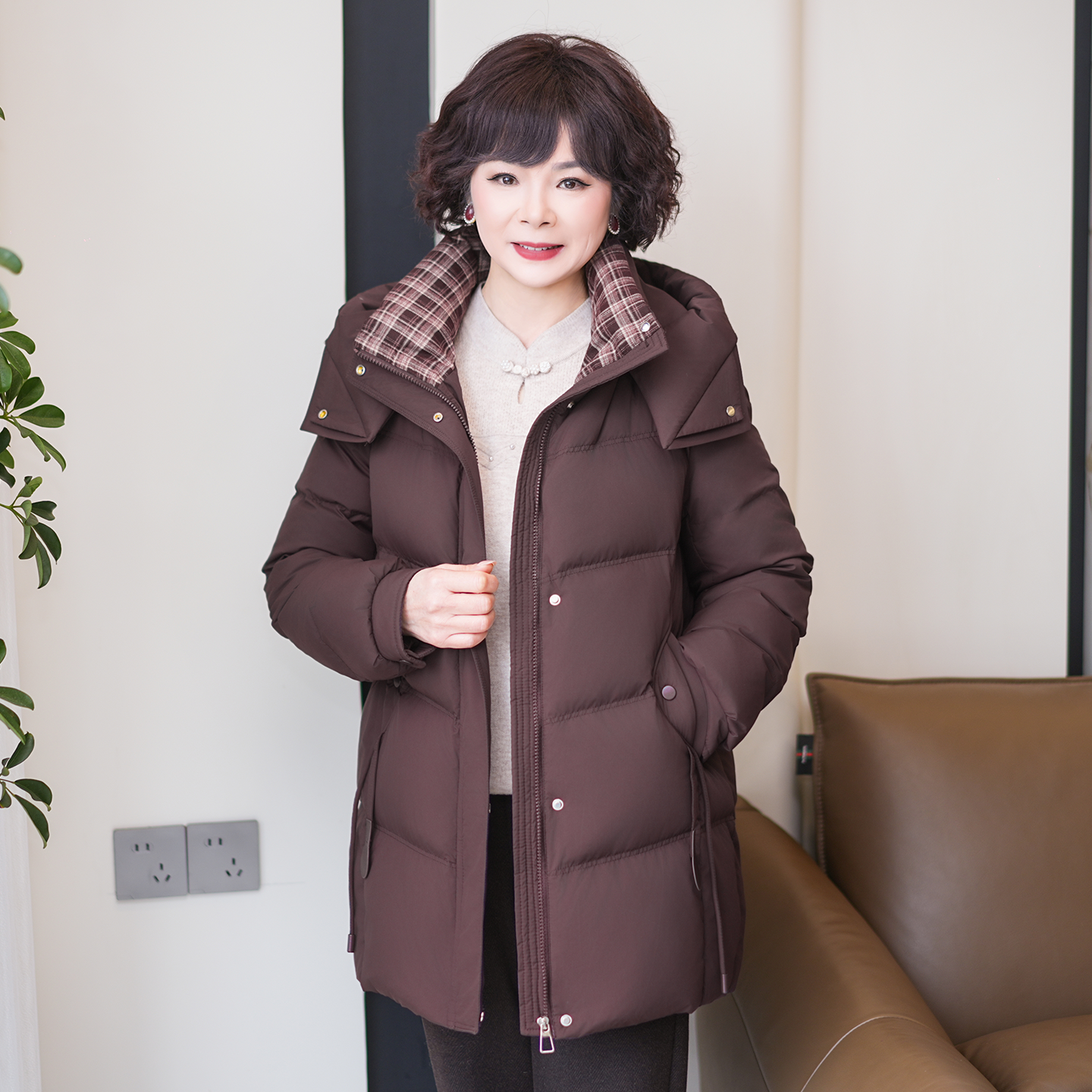 中老年羽绒服女中长款2025新款时尚冬季保暖妈妈连帽加厚外套