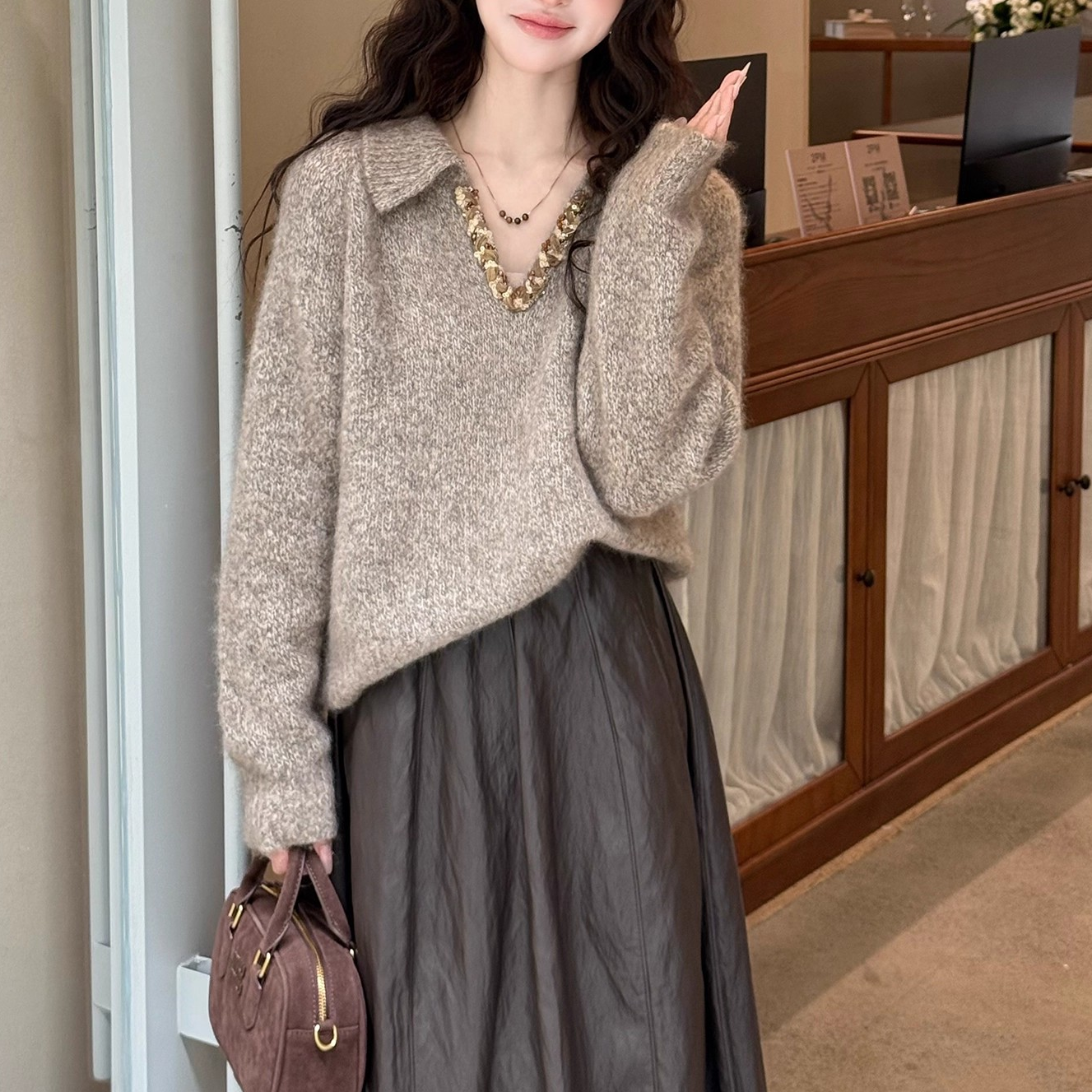  燕麦色V领羊毛针织衫女秋冬新款气质宽松显瘦长袖套头慵懒风毛衣