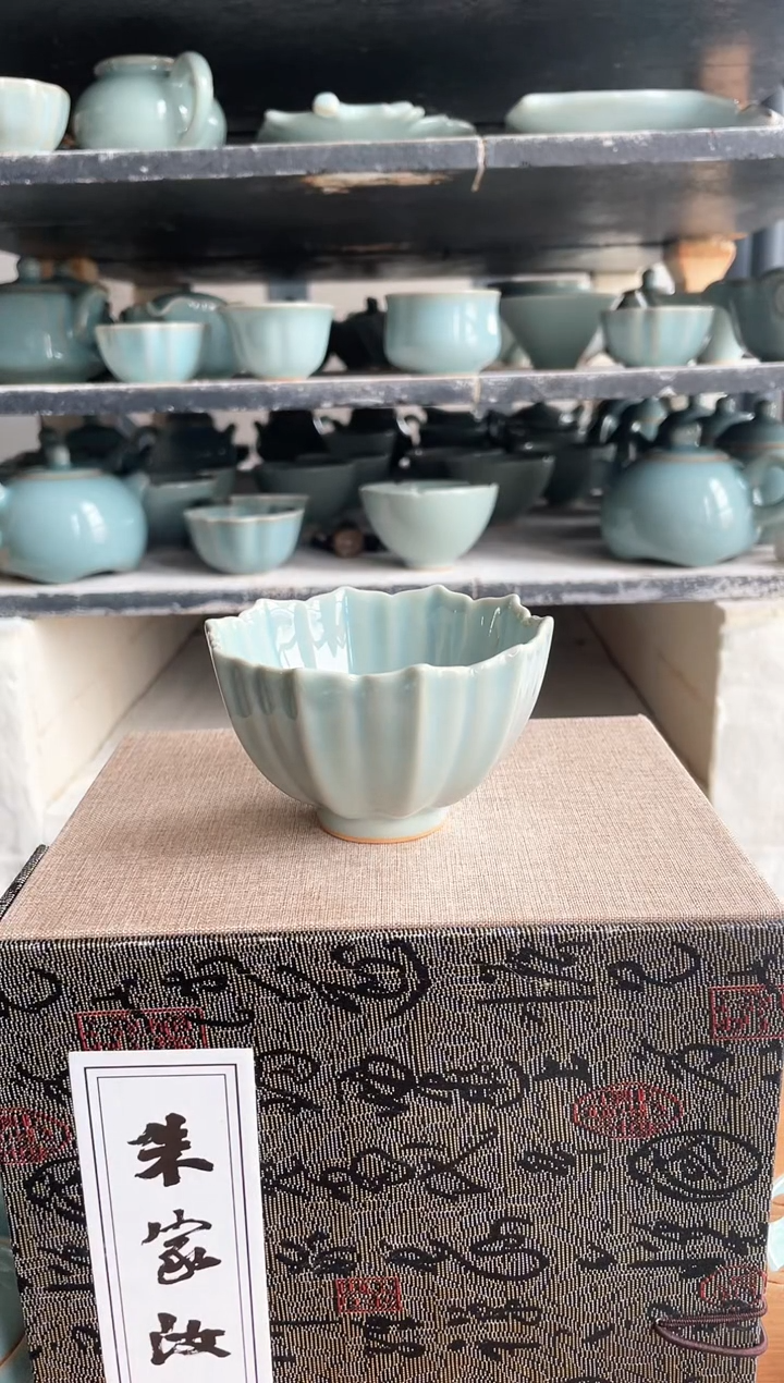 【闪购商品】其他微瑕天青釉无款花口杯100毫升