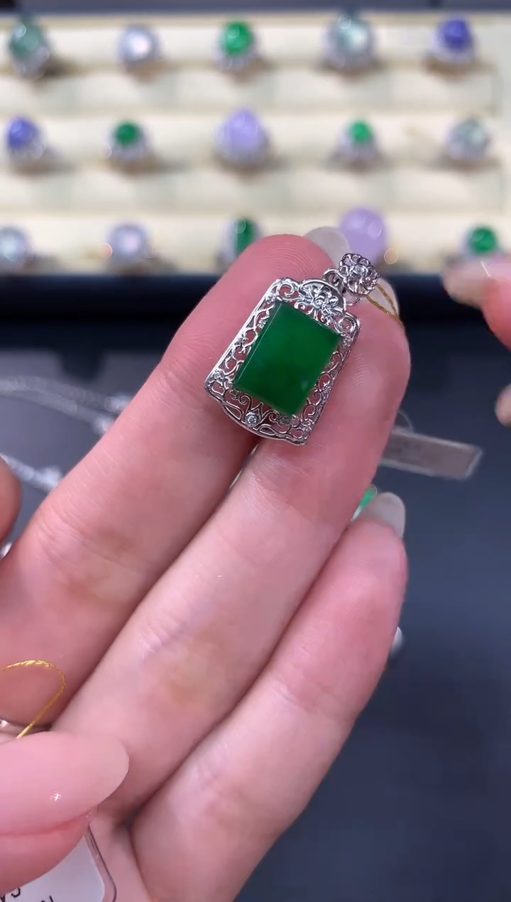 【闪购商品】翡翠吊坠(不含链)18K金镶嵌吊坠A303|2980