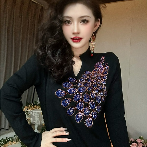 【秋季新款】V领孔雀爆款洋气时尚重工烫钻长袖打底衫女8022