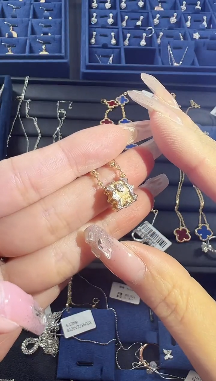 【闪购商品】钻石吊坠18K金镶嵌吊坠hgt