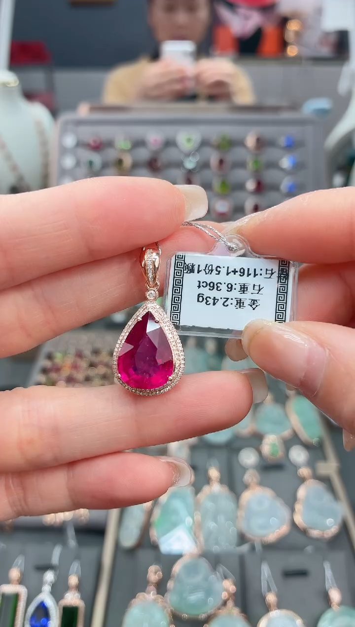 颈饰18K金镶嵌碧玺6.36        