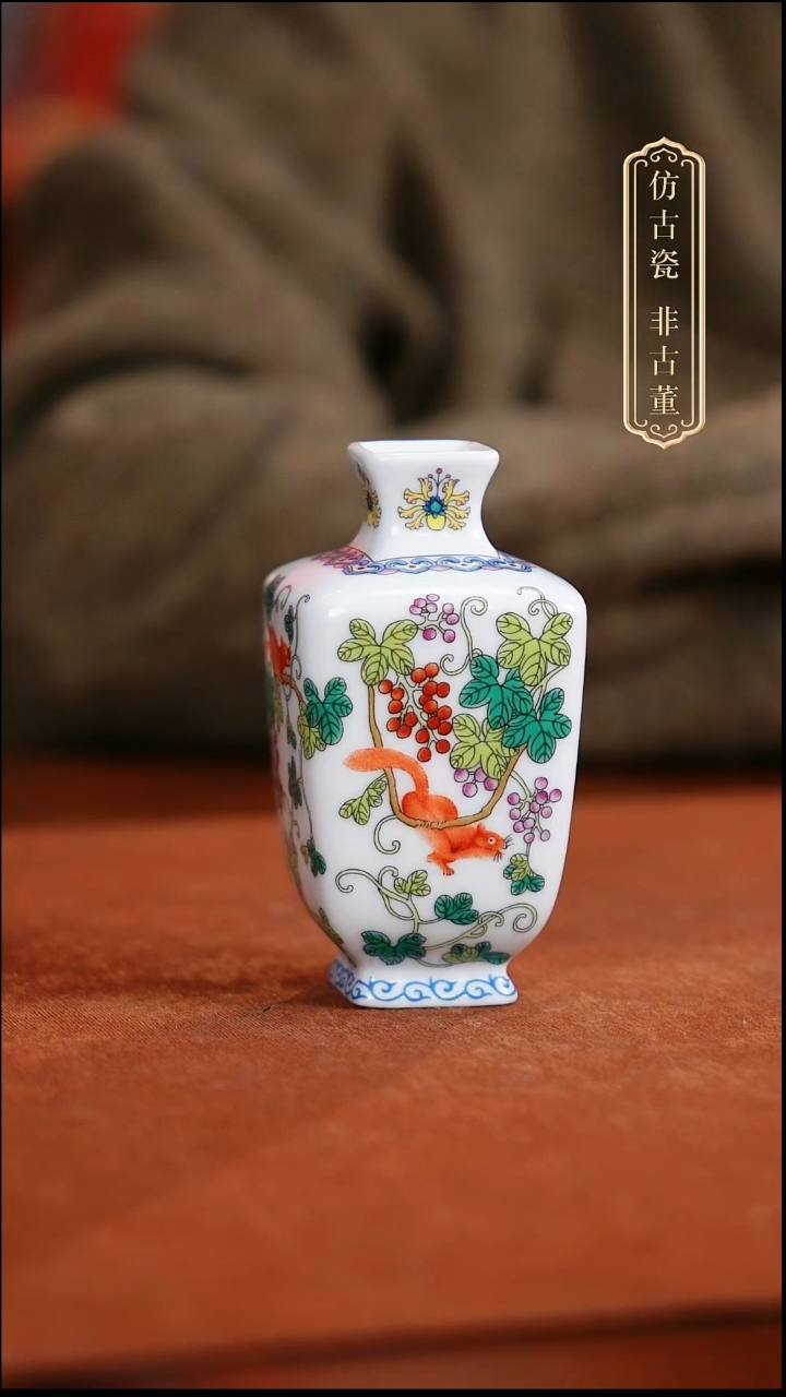 摆件陶松鼠葡萄纹四方瓶
