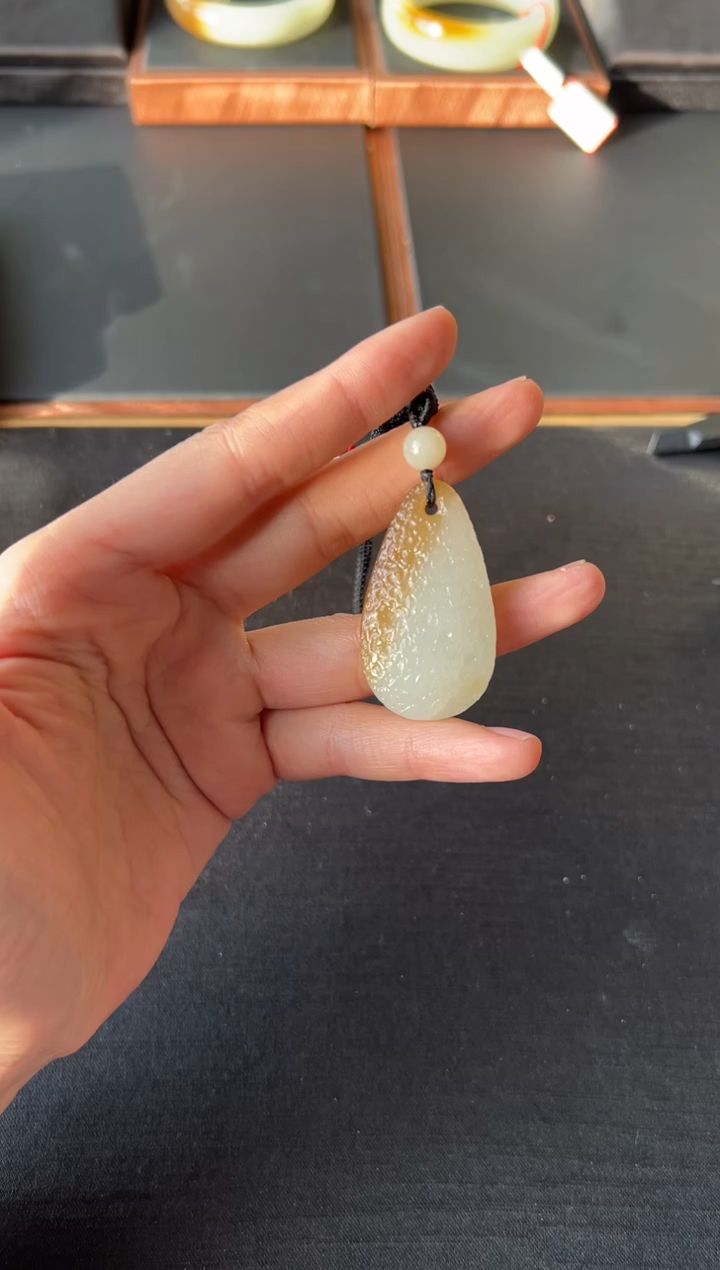 【闪购商品】和田玉吊坠(赠链)未镶嵌且末金山微色差
