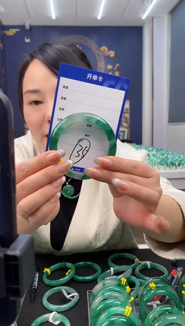 【闪购商品】石英质玉手镯未镶嵌35