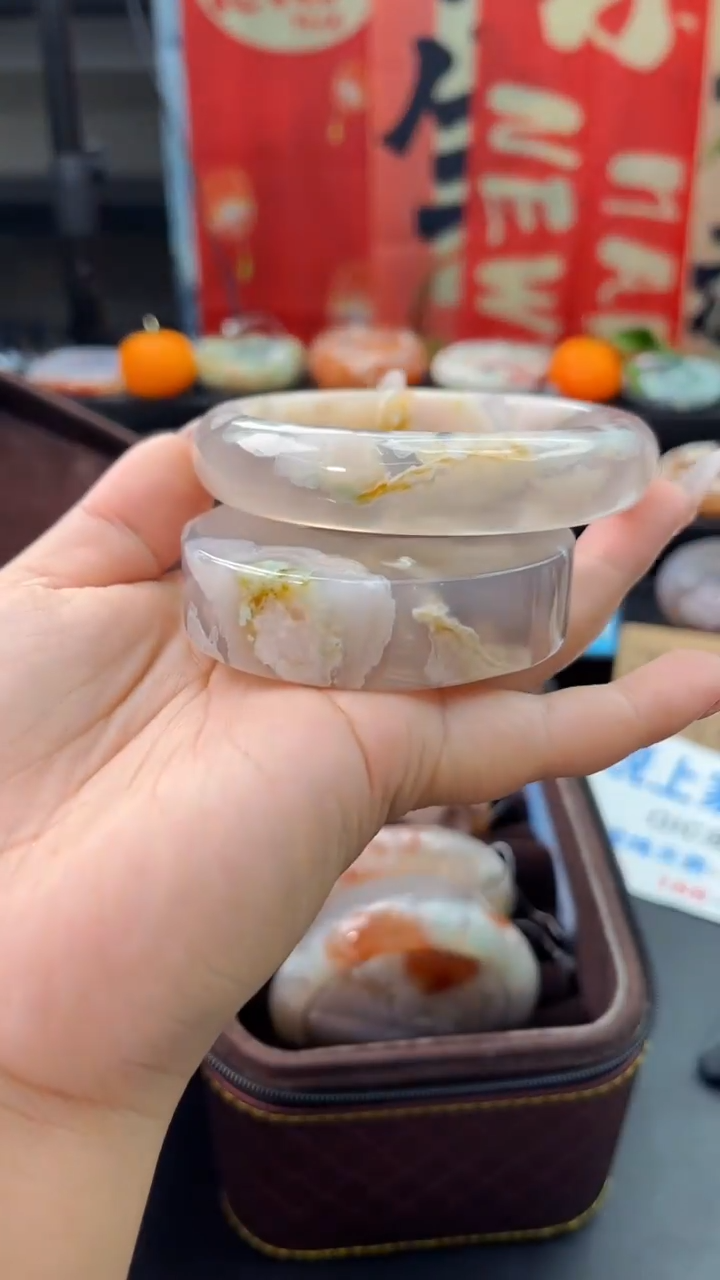【闪购商品】石英质玉手镯未镶嵌赠送镯心（65圈口