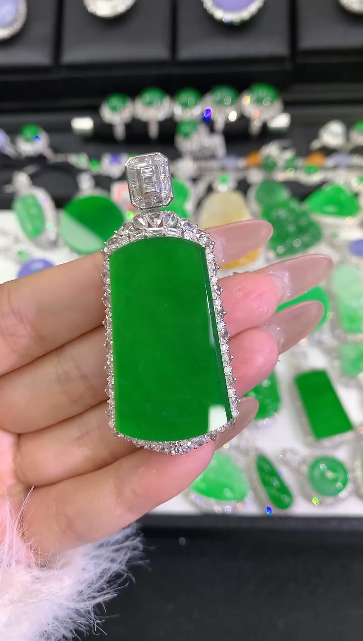 【闪购商品】翡翠吊坠(不含链)18K金镶嵌绿无事牌