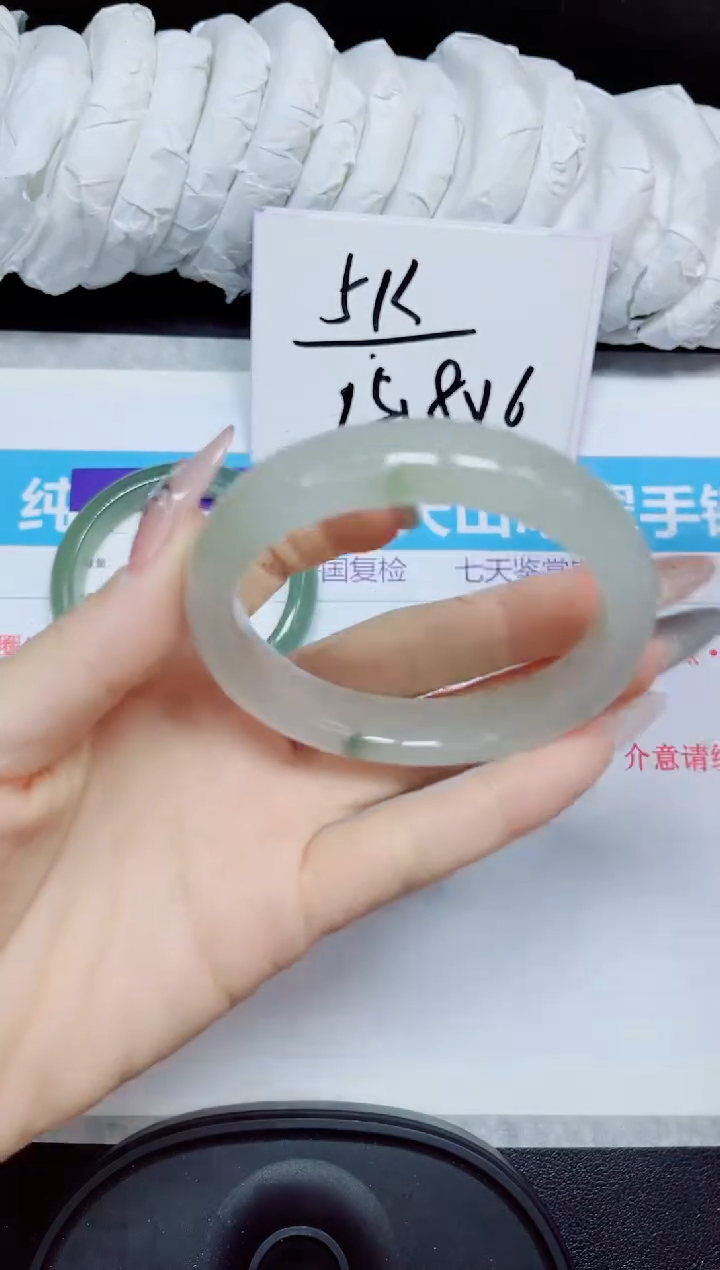 石英质玉手镯未镶嵌79.