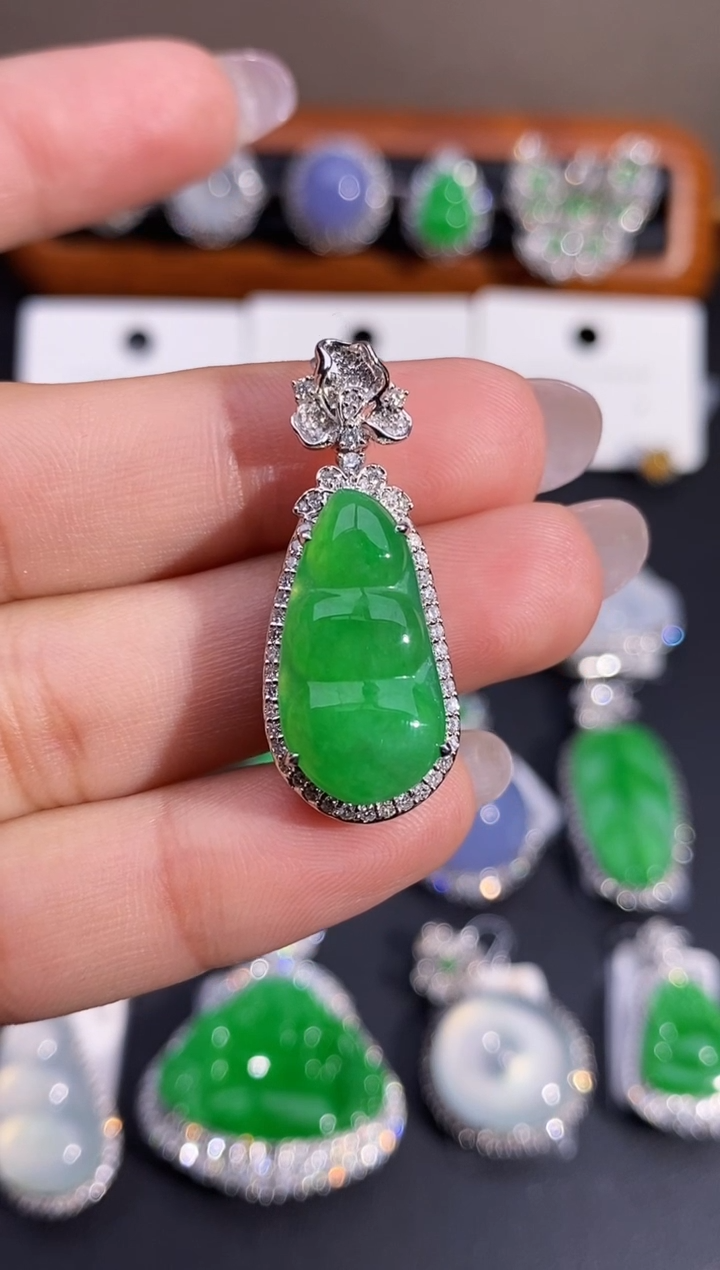 【闪购商品】翡翠颈饰18K金镶嵌吊坠