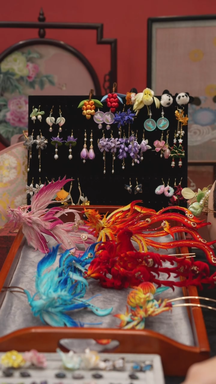 刺绣忘*絮非遗绒花手工饰品