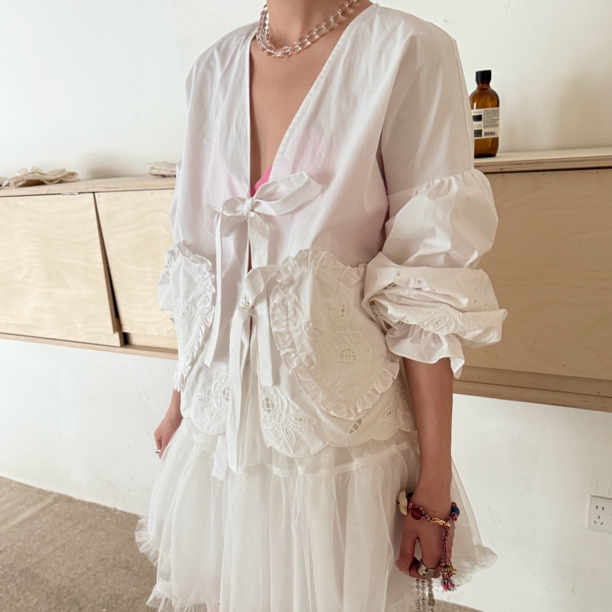 HELLOTANGO《恋恋月光》韩版镂空贴片钩花绑带衬衫25014#