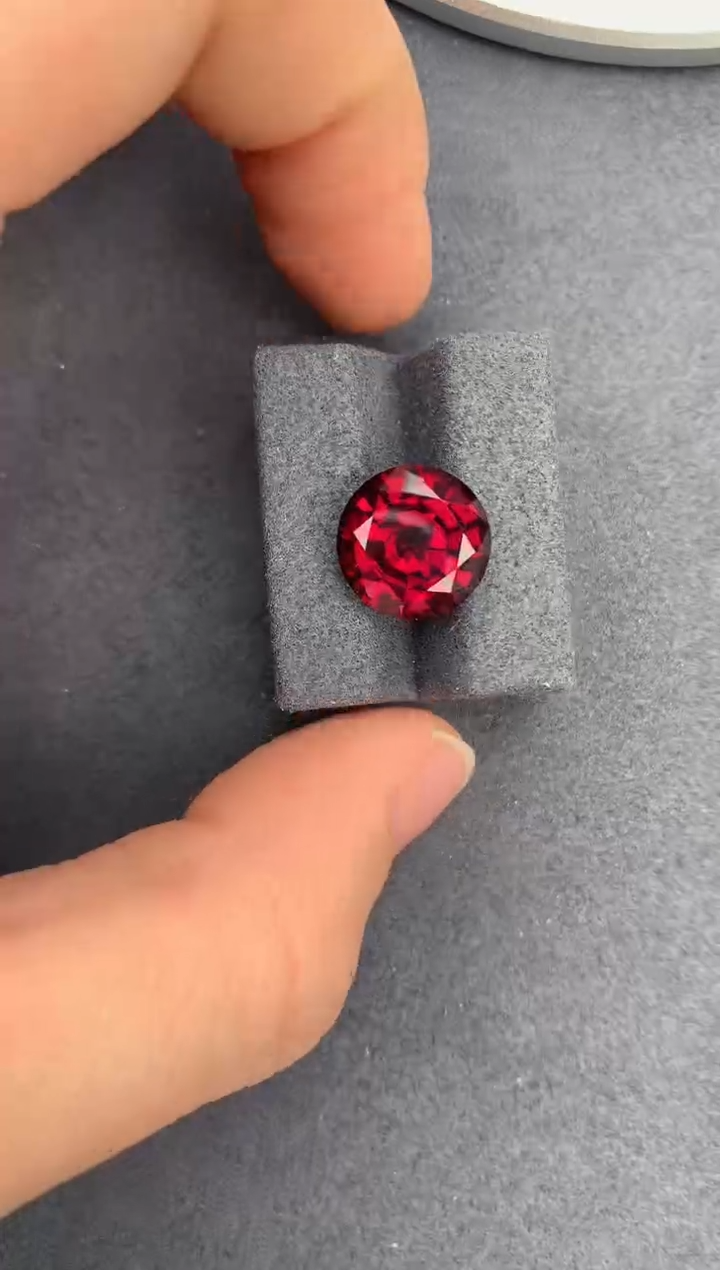 【闪购商品】石榴石裸石未镶嵌8.6ct镁铝榴石