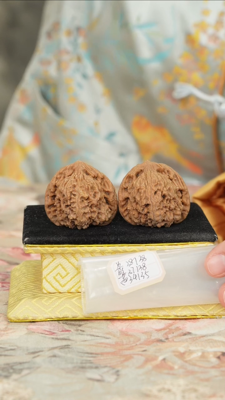 【闪购商品】文玩核桃把件赵喜满南将石