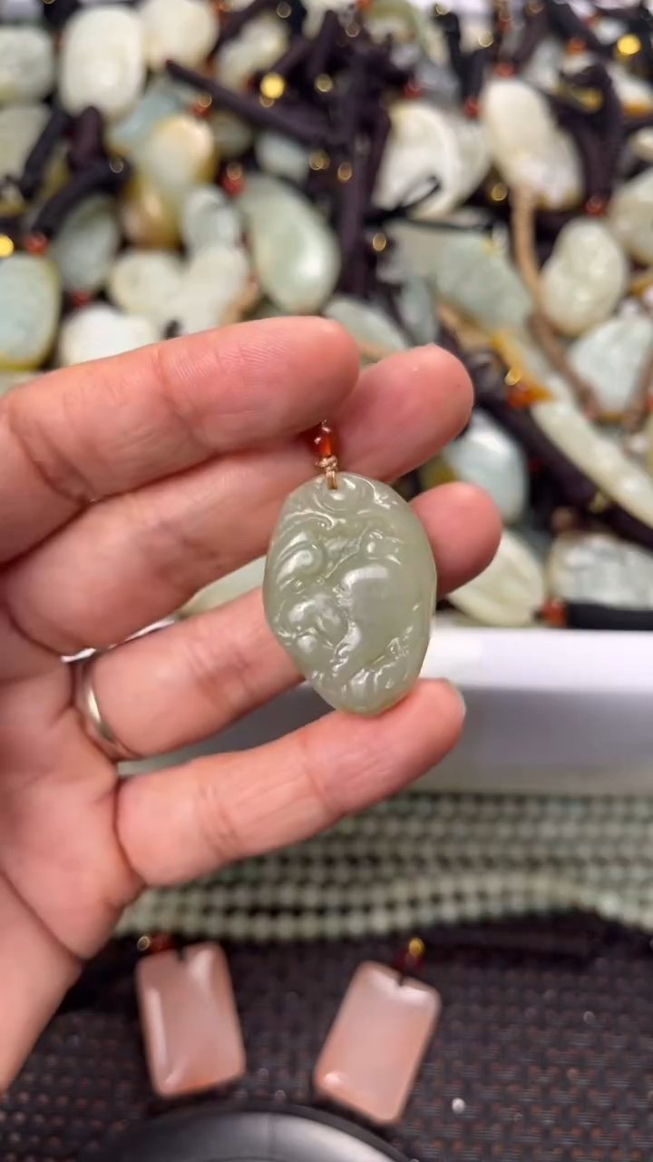 【闪购商品】和田玉颈饰未镶嵌多样性发货没有证书拍一发一有瑕