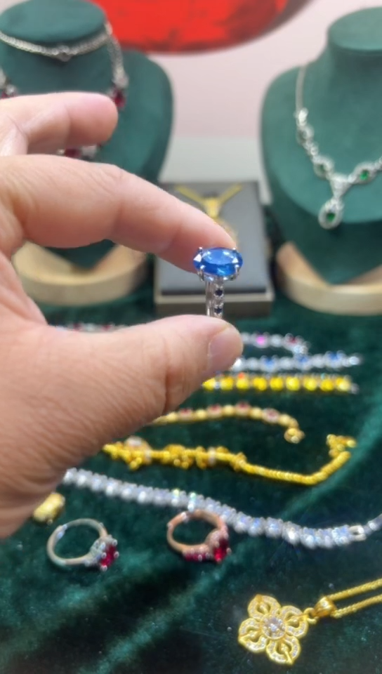 戒指蓝宝石18K金镶嵌0