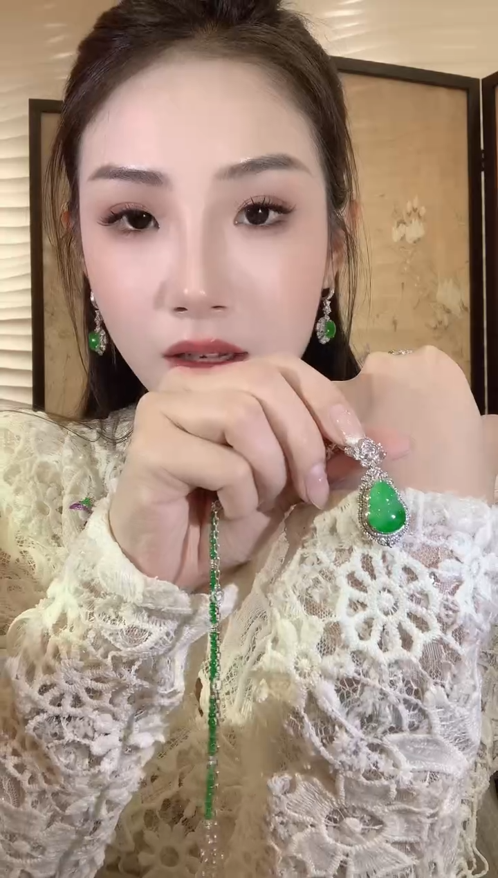 【闪购商品】翡翠吊坠(不含链)18K金镶嵌D16