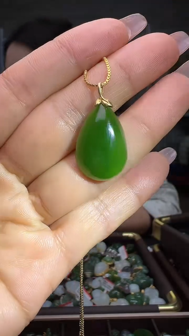 颈饰18K金镶嵌和田玉（多样性发货.发其一)12.31.08