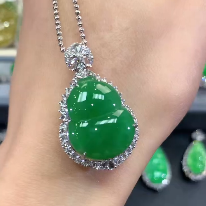 翡翠吊坠(不含链)18K金镶嵌w63 总价26800  补款400