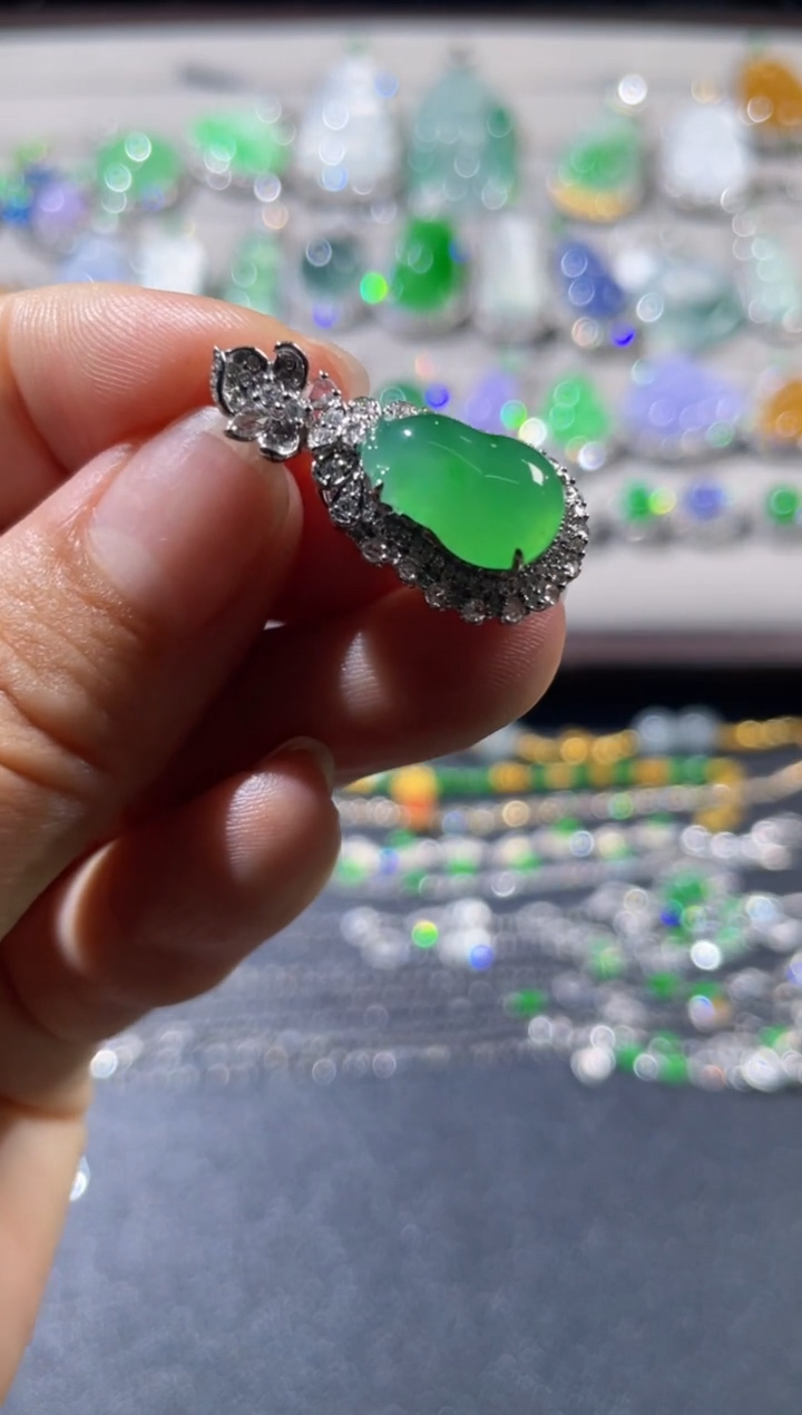 翡翠18K金镶嵌颈饰翡翠