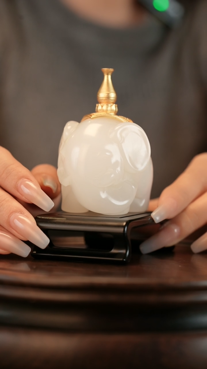 云南石荔枝白雕刻：太平有象