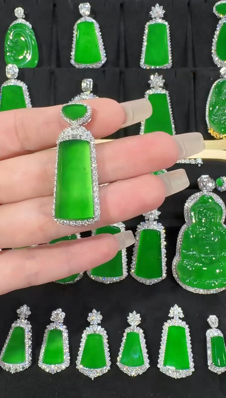 翡翠18K金镶嵌颈饰无事牌天然A货翡翠