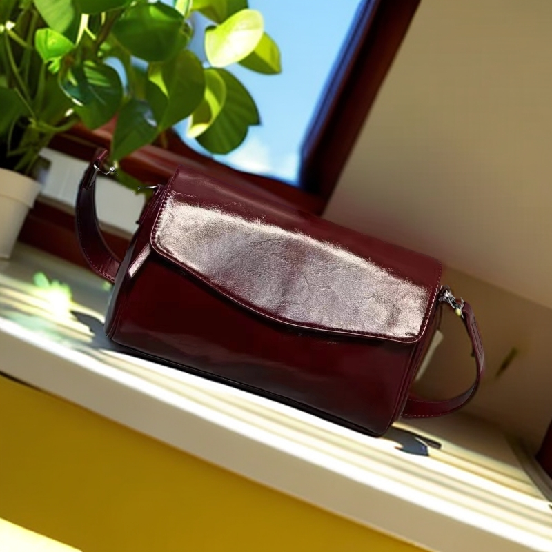 轻奢时尚酒红色单肩斜挎包单肩包大容量