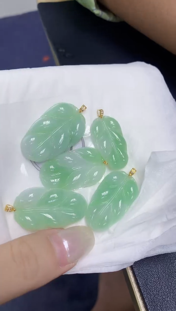 翡翠18K金镶嵌颈饰天然缅甸翡翠A货多样性发其一