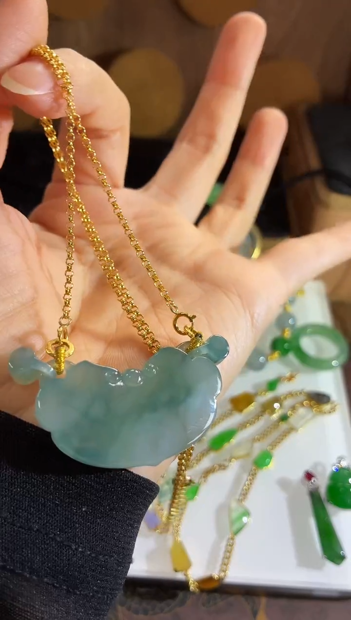 颈饰18K金镶嵌翡翠颈饰