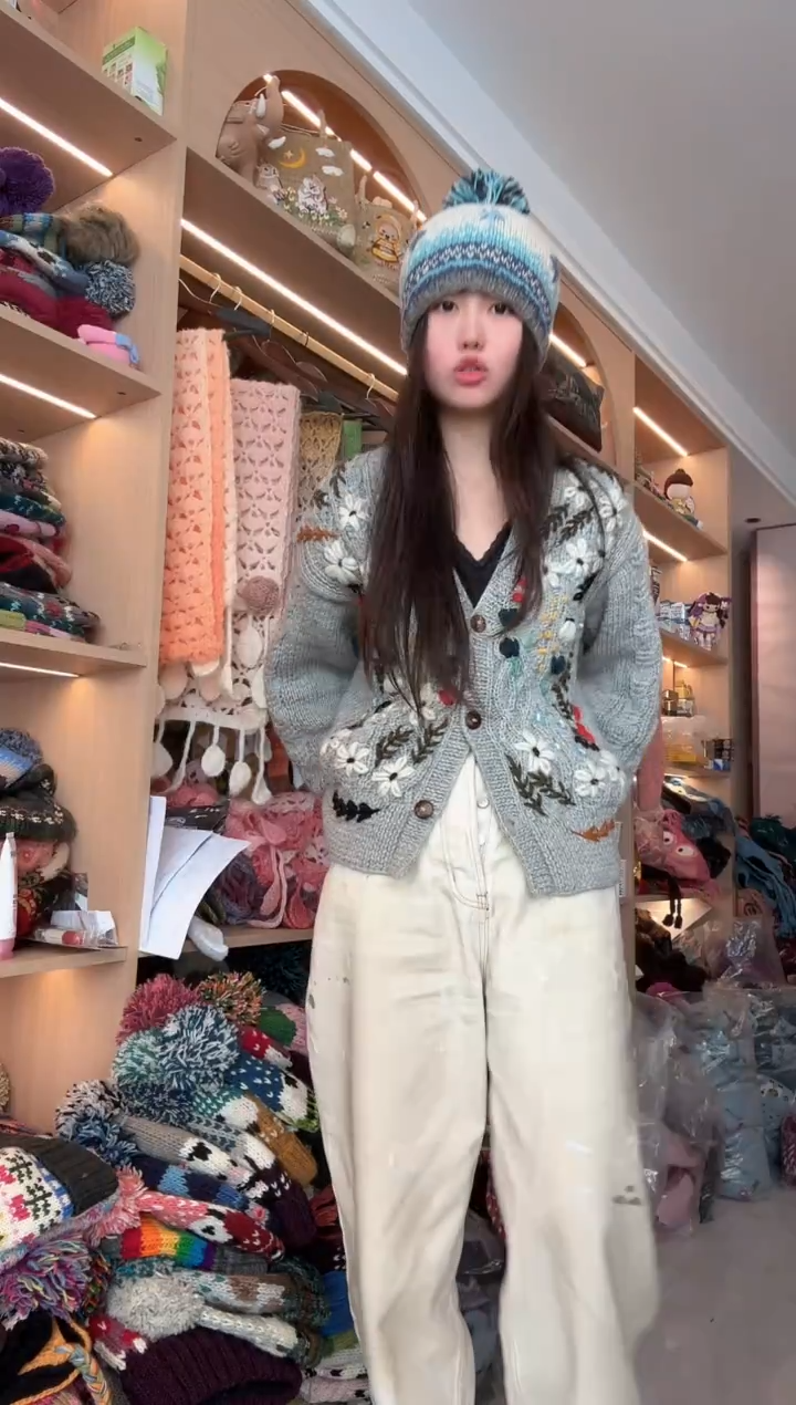 羊毛灰色刺绣毛衣