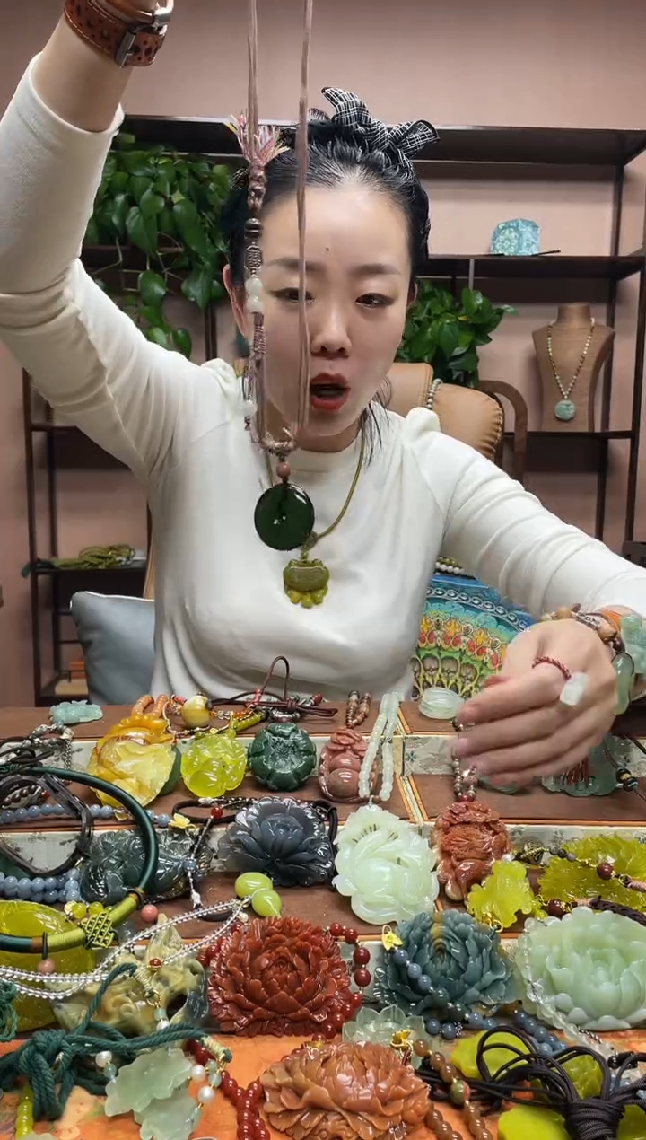 未镶嵌岫玉吊坠多样性发货发其中之一