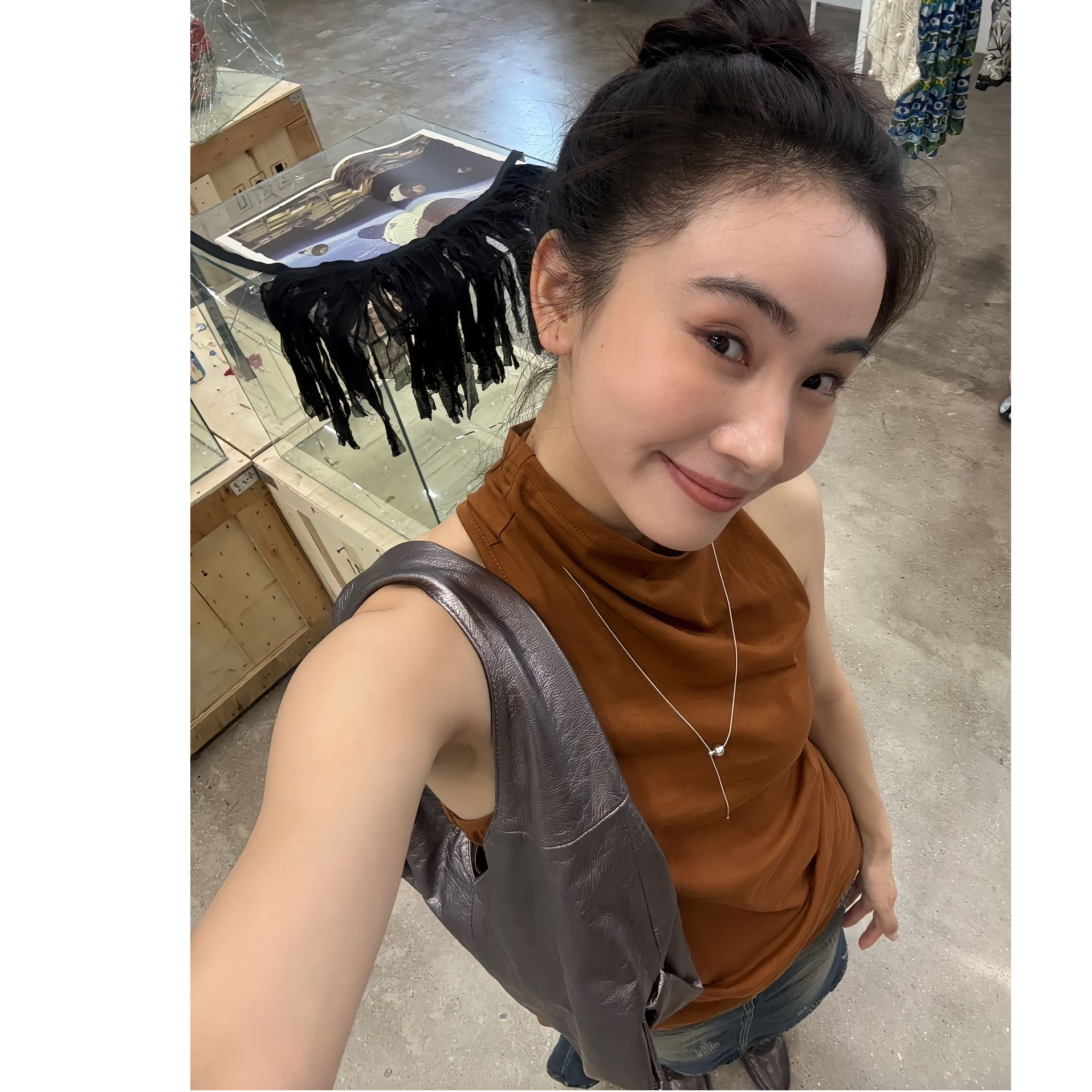 逸语IN choose u笑笑家2025夏季小立领荡领背心后背纽结上衣85636