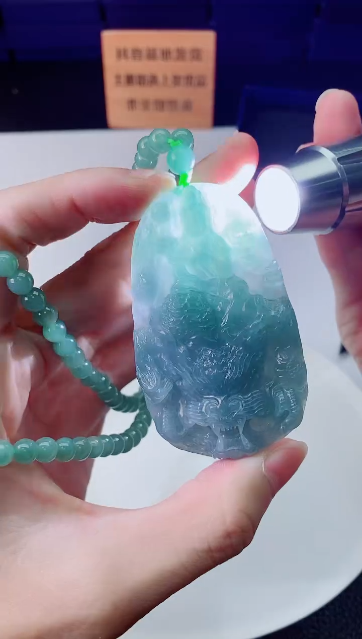 翡翠未镶嵌颈饰   `