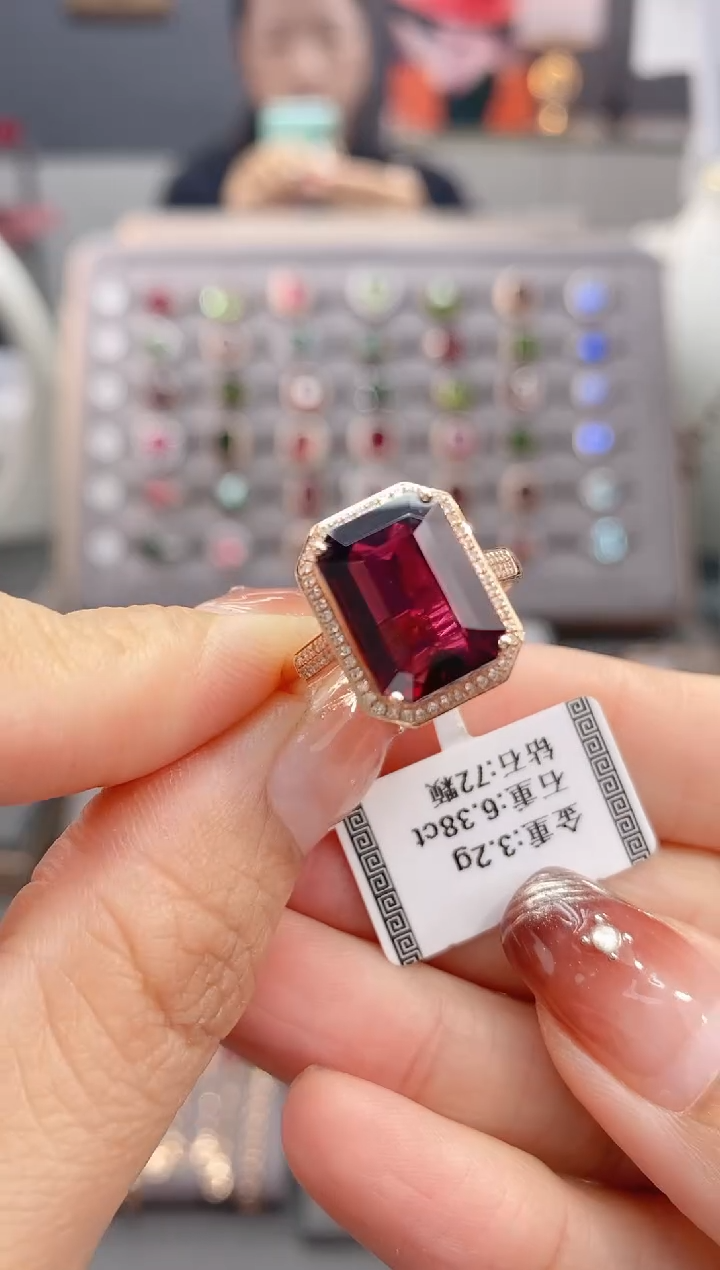 18K金镶嵌戒指碧玺6.38