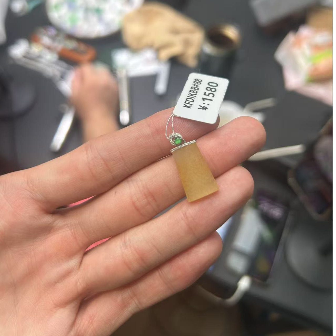 翡翠18K金镶嵌无事牌吊坠